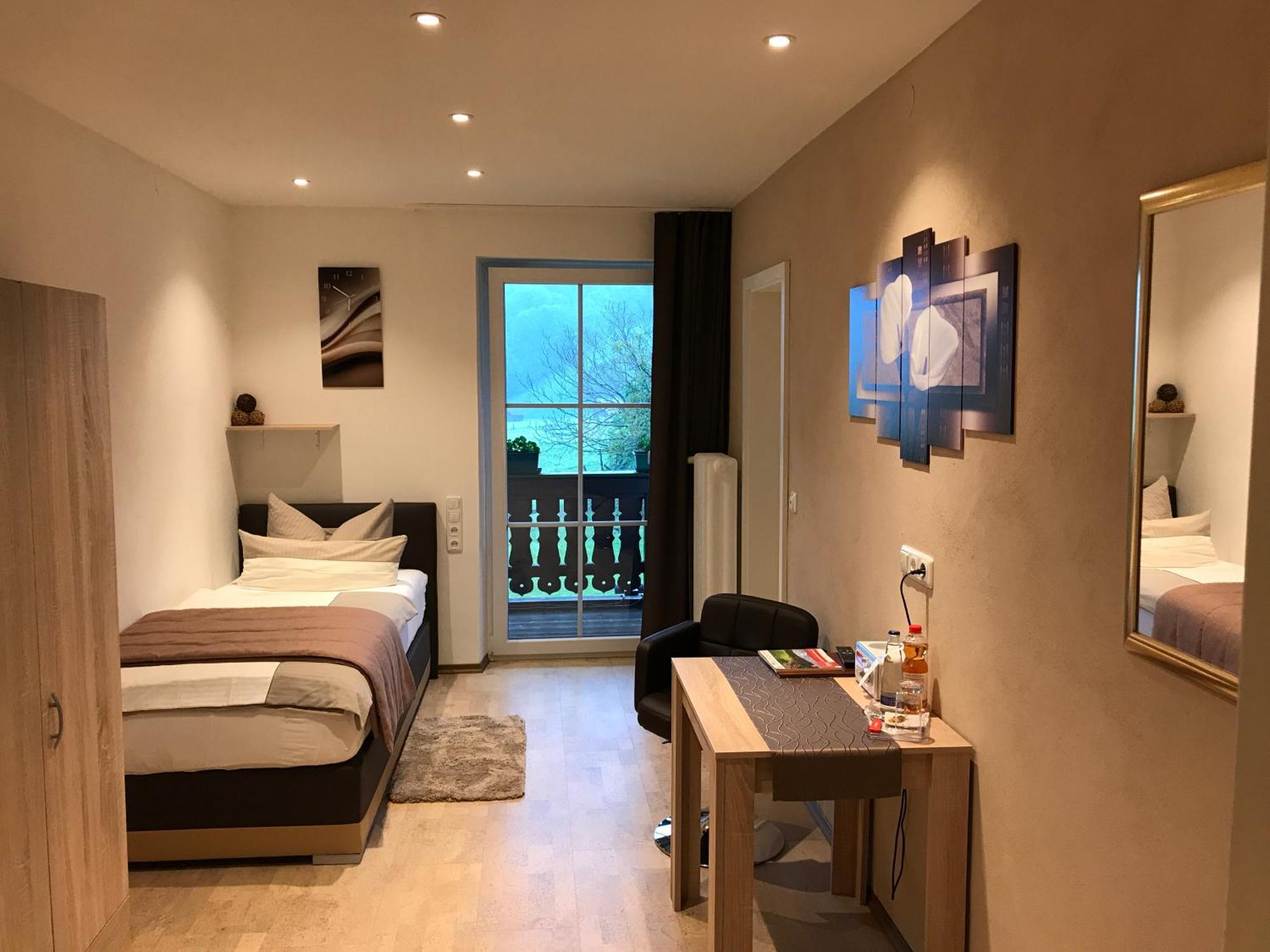 Hotel Restaurant Hausberg Garmisch-Partenkirchen Dış mekan fotoğraf