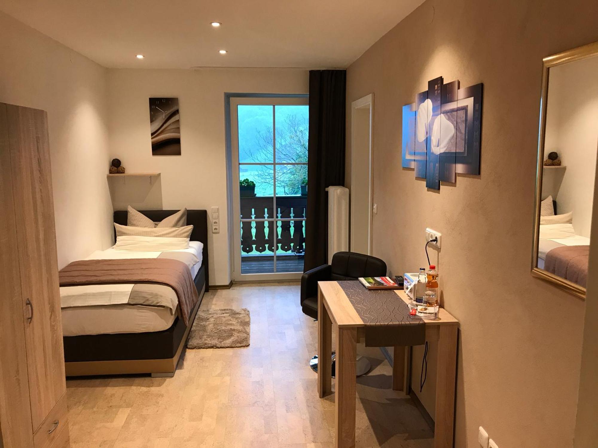 Hotel Restaurant Hausberg Garmisch-Partenkirchen Dış mekan fotoğraf